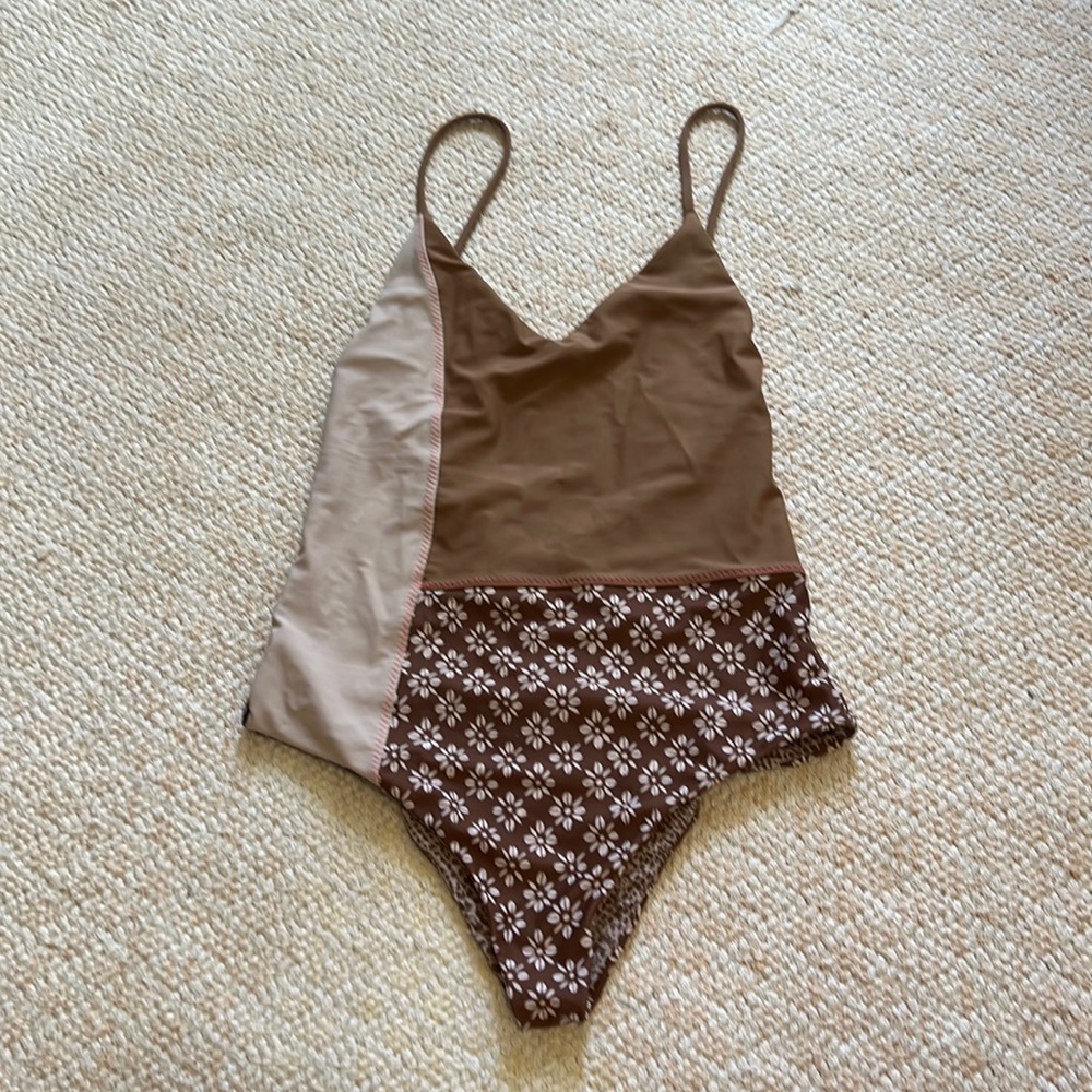 Acacia rare one piece in size small. I’m good condition